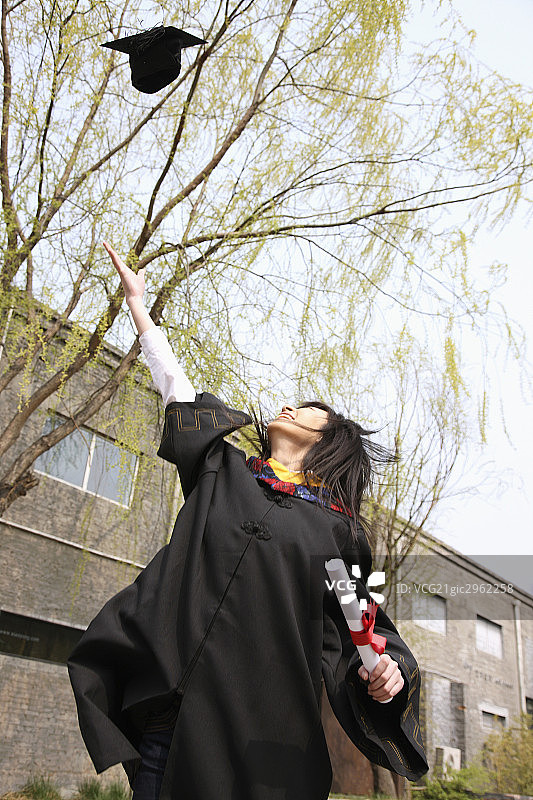 东方女孩身穿博士服图片素材