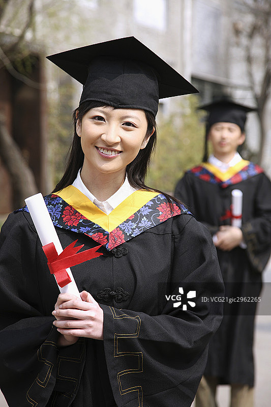 东方女孩身穿博士服图片素材