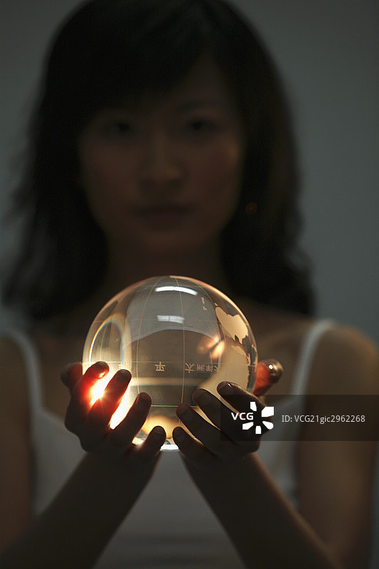 东方女孩手捧水晶球图片素材