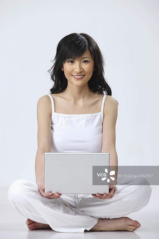 东方女孩使用电脑图片素材