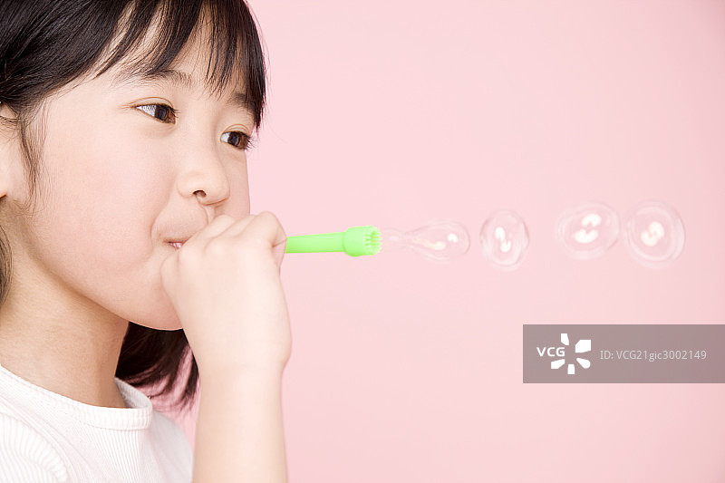 亚洲女孩玩肥皂泡图片素材