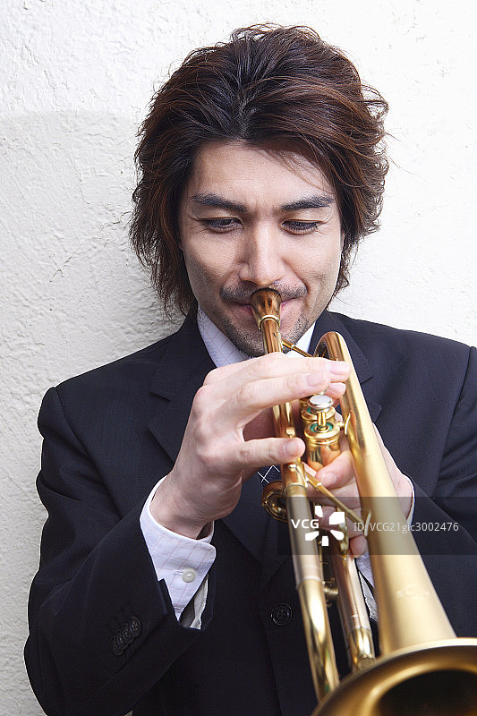 Playing trumpet图片素材