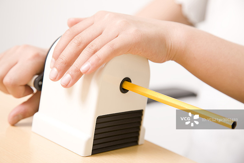 亚洲女孩削铅笔图片素材