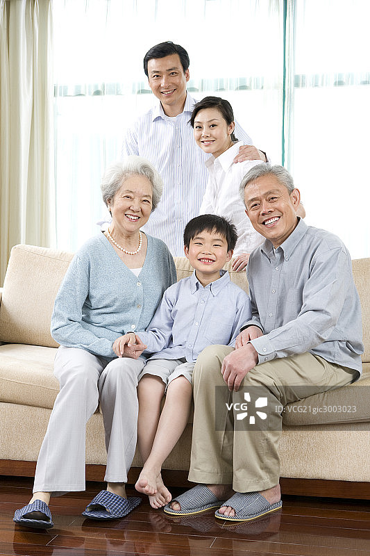 一家人坐在沙发上图片素材