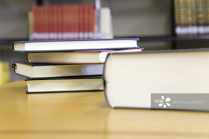 Books piled on the table图片素材
