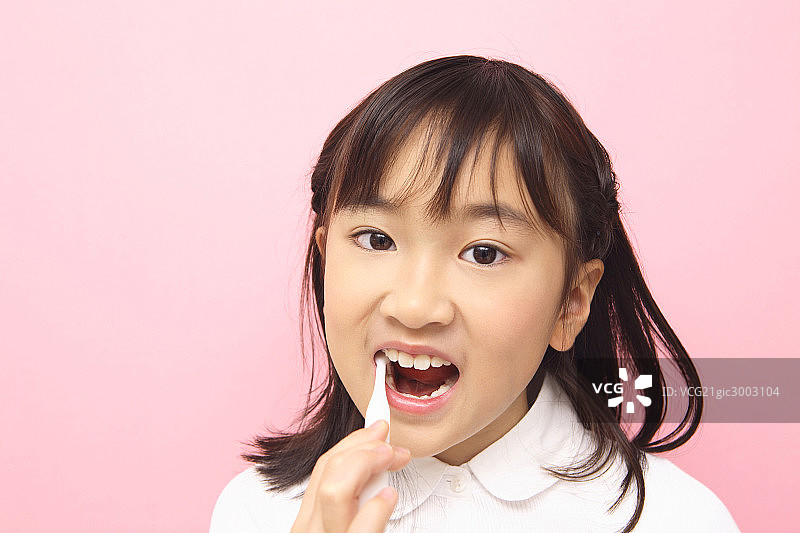 亚洲女孩刷牙图片素材