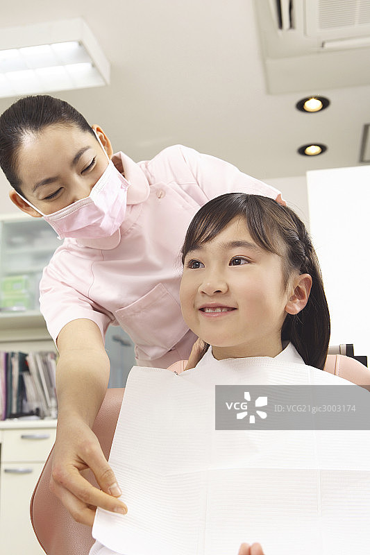 亚洲女孩看牙医图片素材