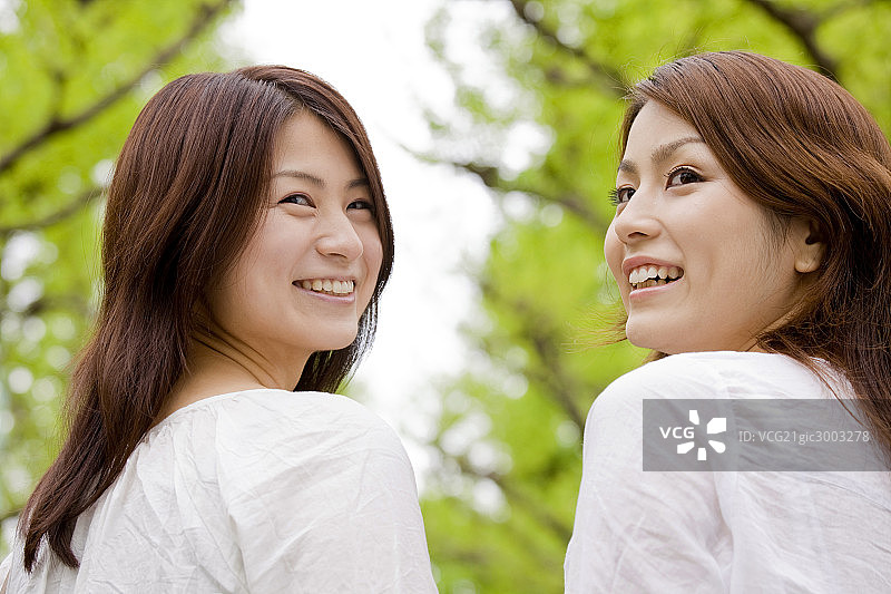 Friends outside图片素材