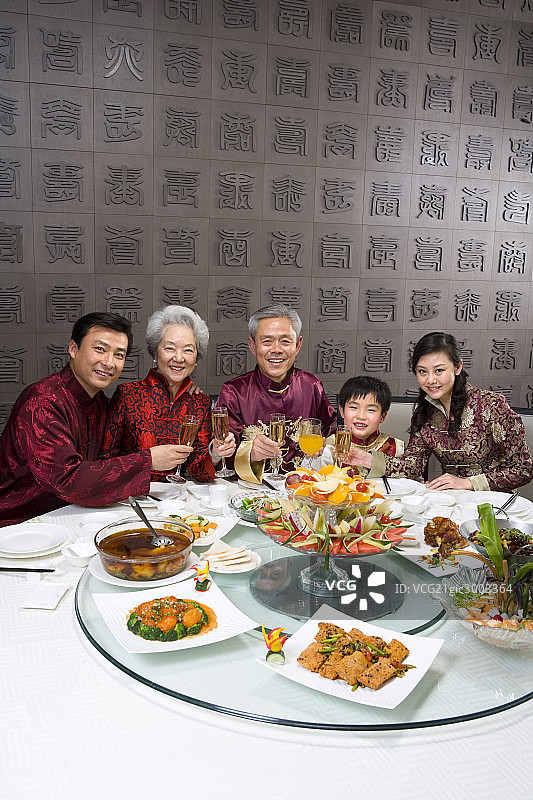一家人聚餐图片素材