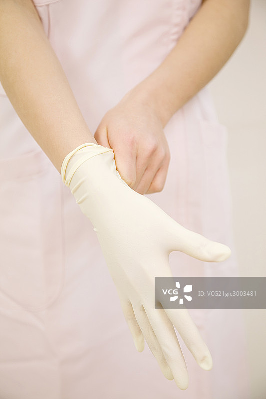 Hands of dental hygienist图片素材