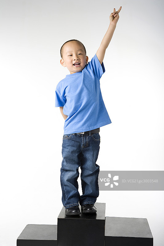 小男孩举手做胜利手势图片素材