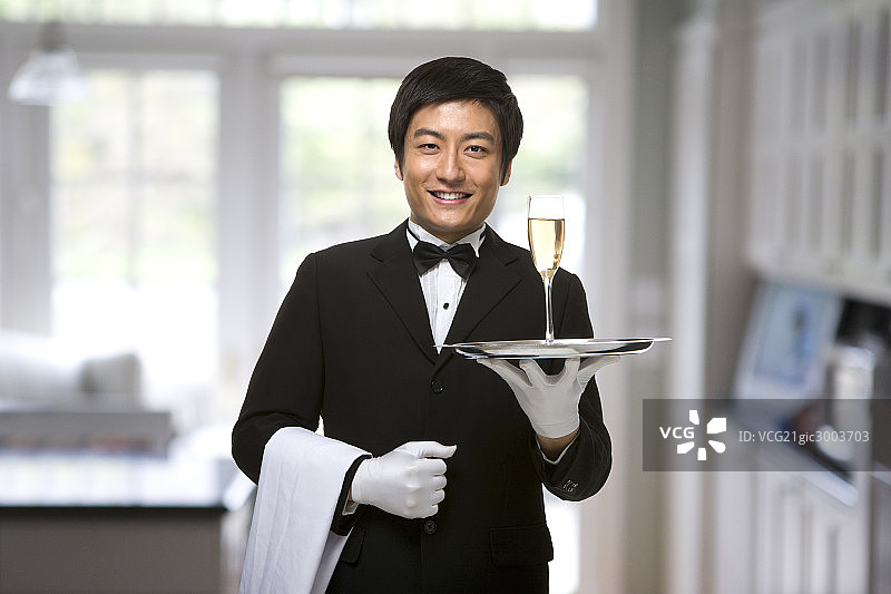 端酒杯的服务员图片素材