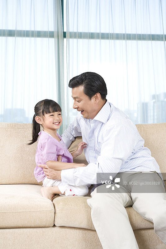 父女在沙发上玩耍图片素材