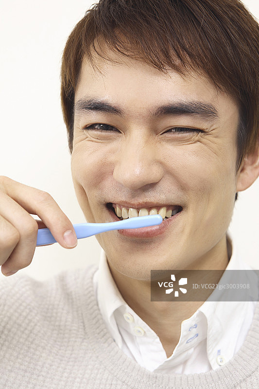 亚洲男子正在刷牙图片素材