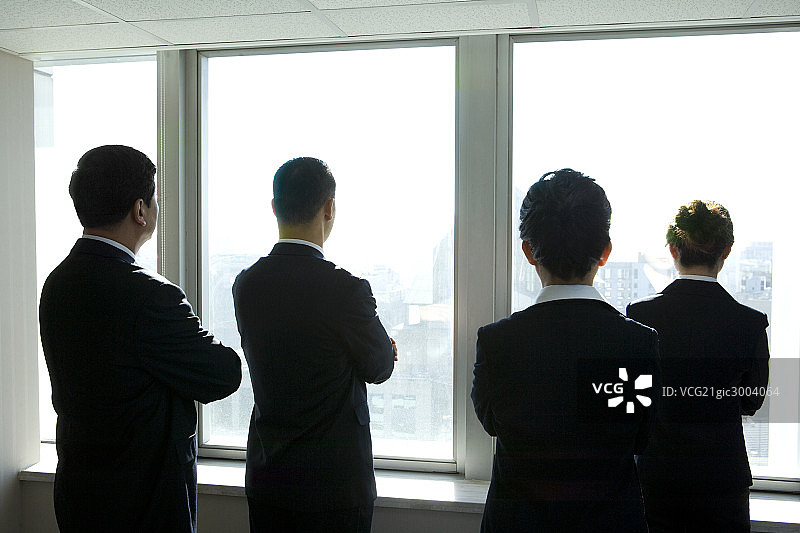 商务人士看着窗外图片素材