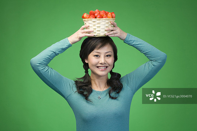 年轻女子与草莓图片素材