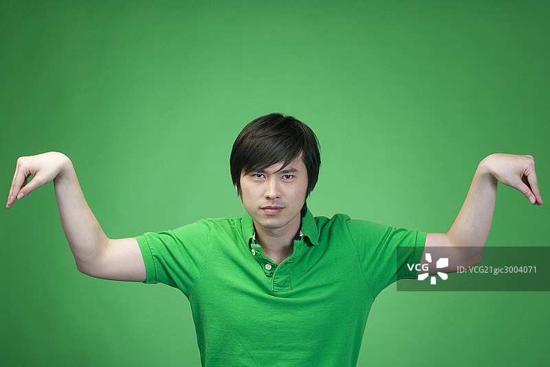 搞笑的年轻男子图片素材