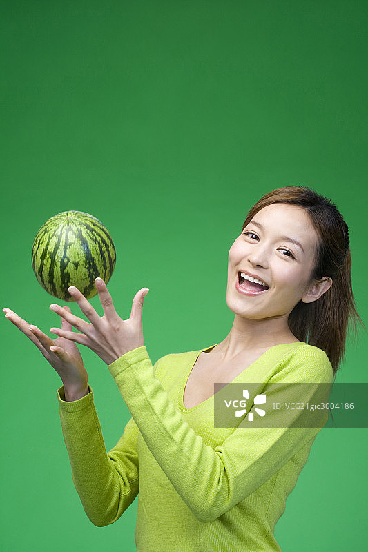 年轻女子与西瓜图片素材