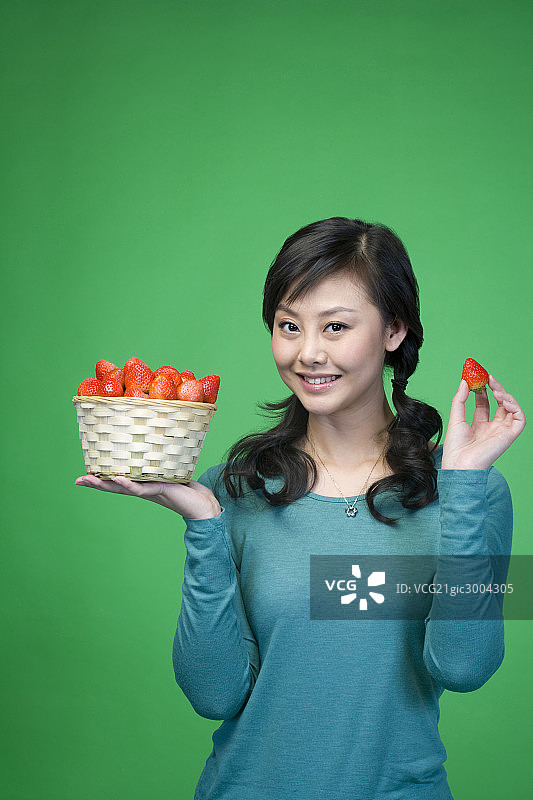 年轻女子与草莓图片素材