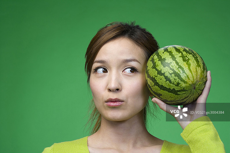 年轻女子与西瓜图片素材