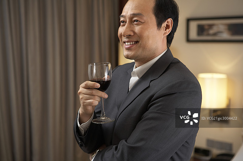 商务男士喝红酒图片素材