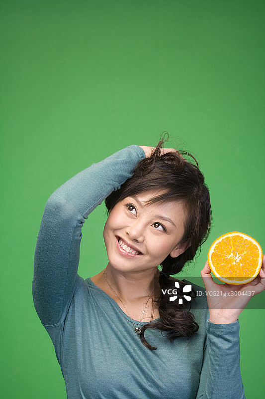 年轻女子与橙子图片素材