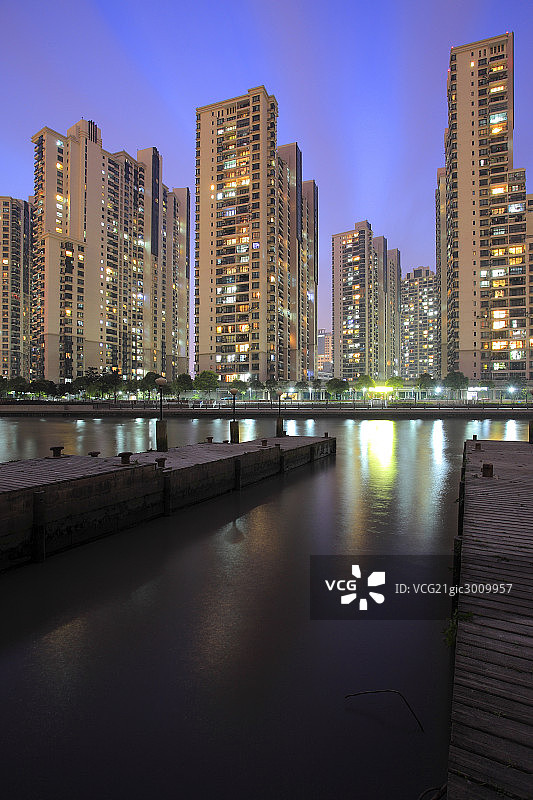 上海苏州河河岸住宅区图片素材