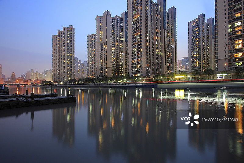 上海苏州河河岸住宅区图片素材