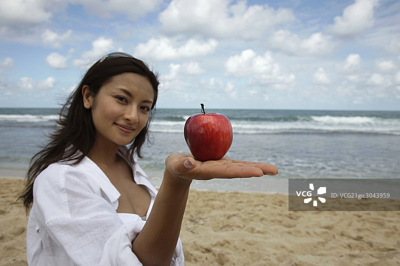 东方女人在海边图片素材