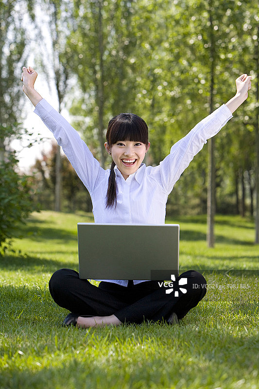 年轻女子在户外使用电脑图片素材