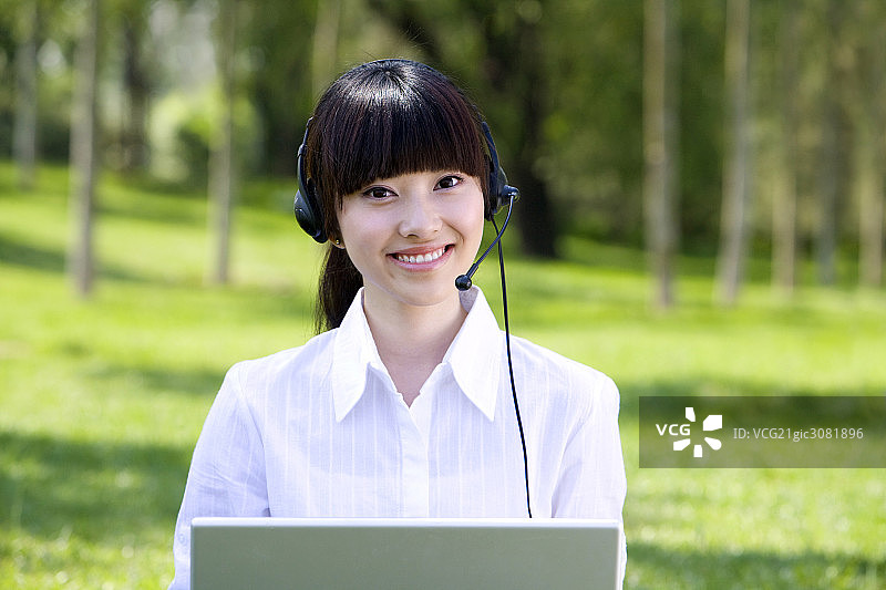 年轻女子在户外使用电脑图片素材