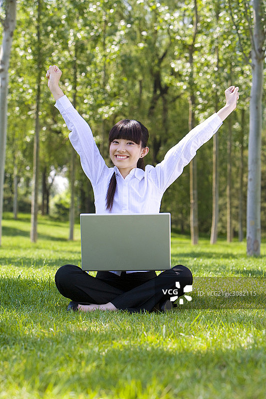 年轻女子在户外使用电脑图片素材