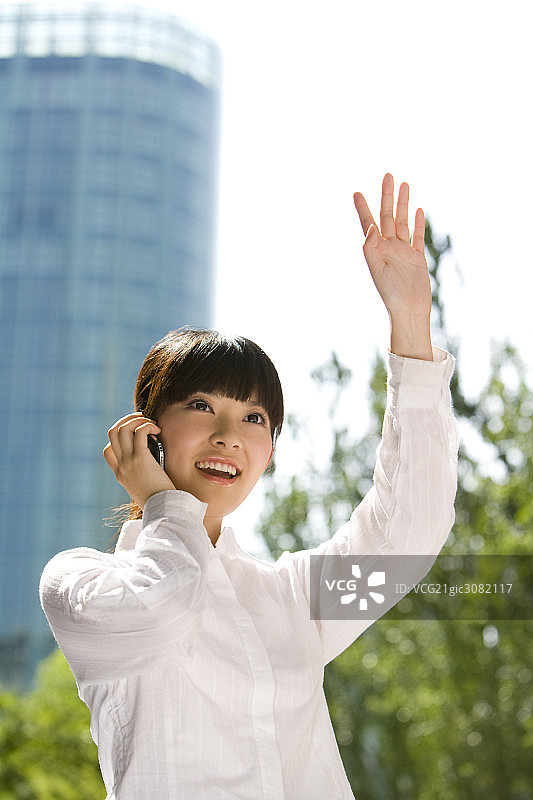 商务女性打电话招手图片素材