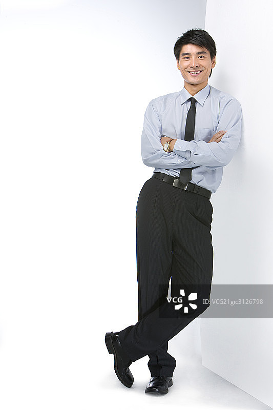 斜靠站立的商务男士图片素材