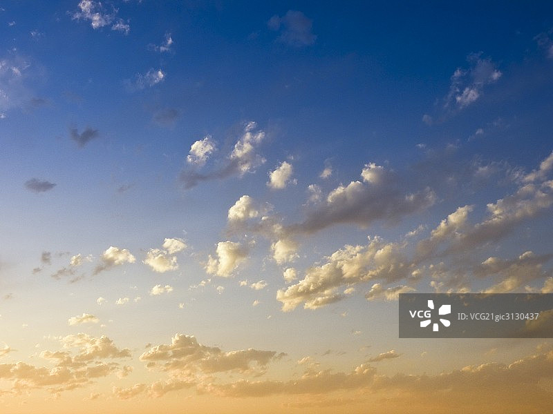 天空中的夕阳彩云图片素材
