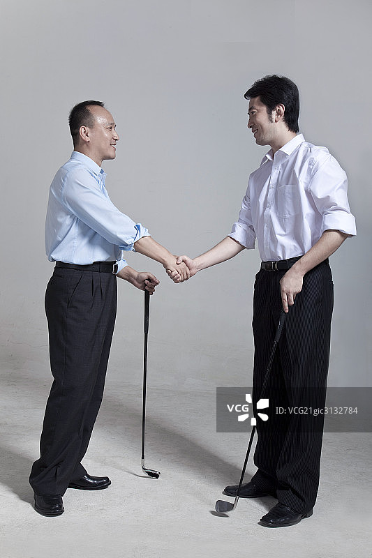 两个商务男士打高尔夫球图片素材