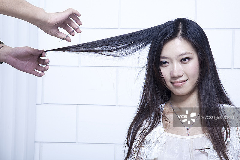 正在修剪头发的东方女孩图片素材