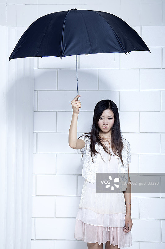 年轻女孩打伞图片素材