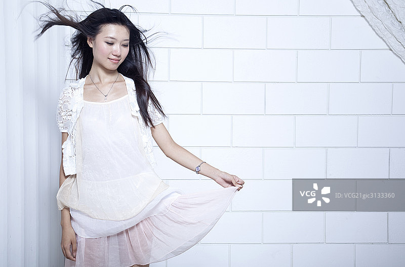 面向镜头微笑的年轻女性图片素材