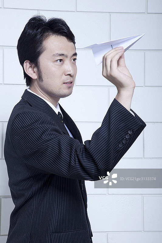 面向镜头微笑的年轻购物女性图片素材