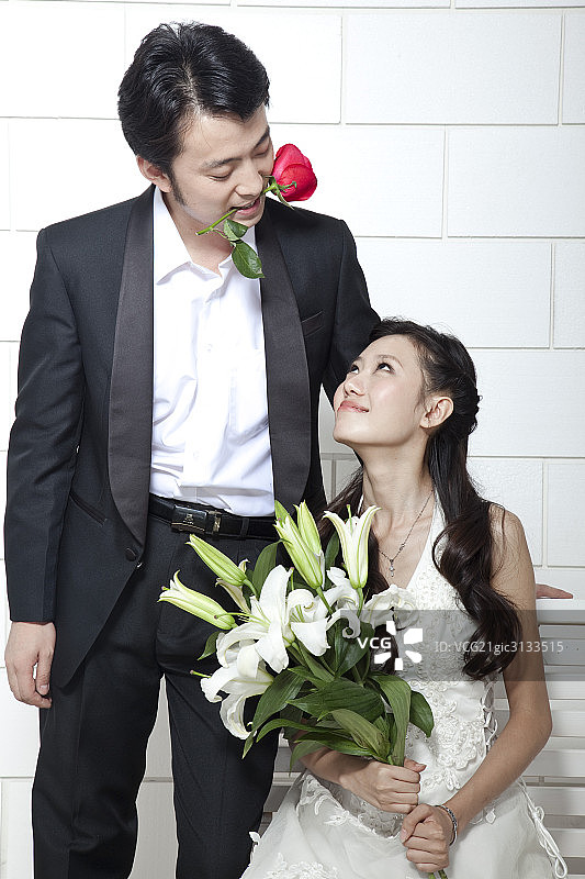 一对幸福的新婚夫妇图片素材