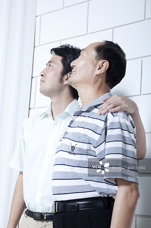 青年男性与老年男性在一起图片素材