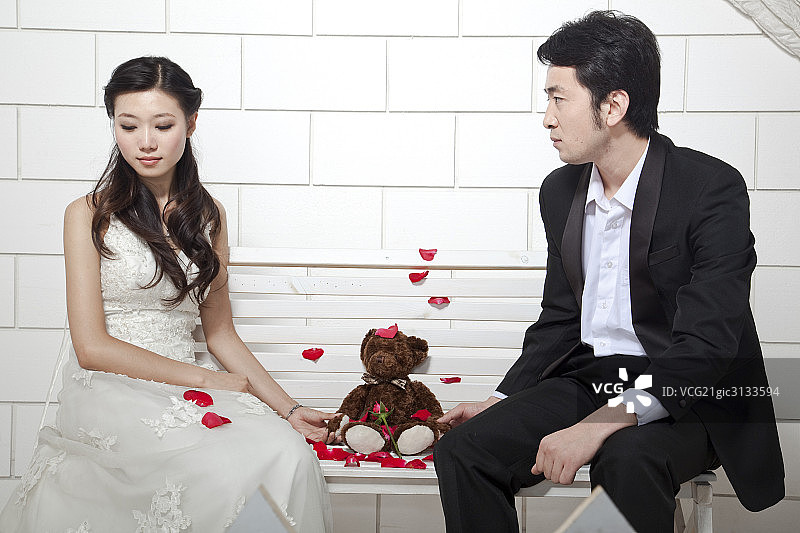 一对幸福的新婚夫妇图片素材