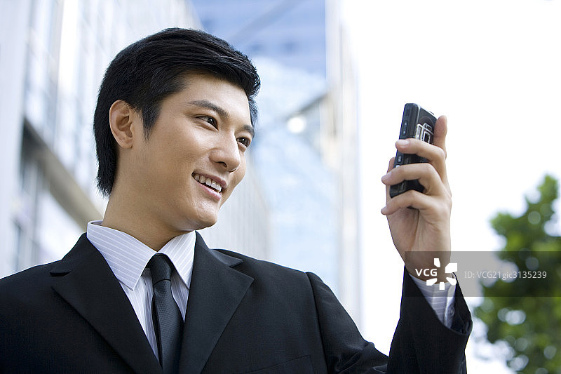 户外商务男士看手机图片素材