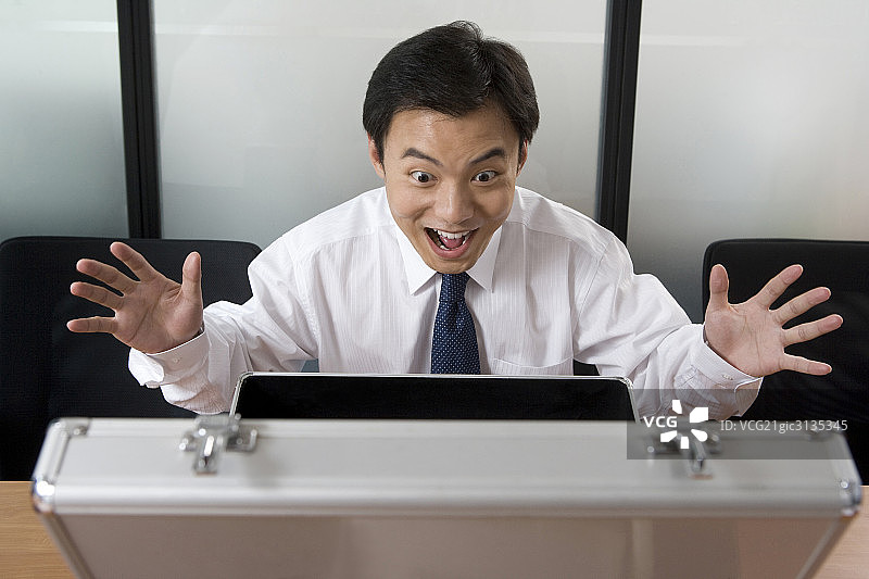 兴奋的商务男士和打开的箱子图片素材