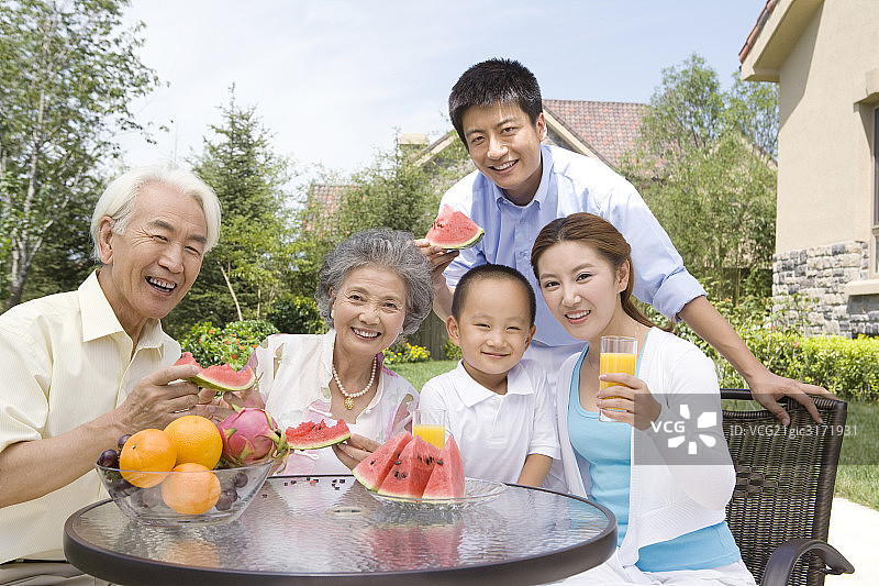 全家人在庭院里吃水果图片素材