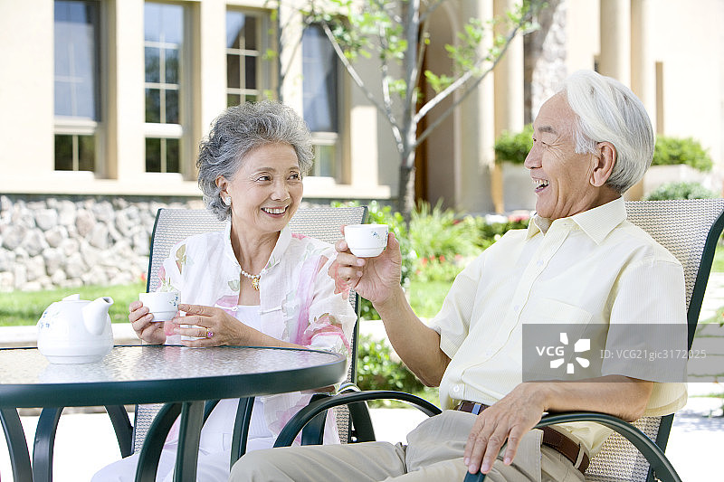 东方老年夫妇喝茶聊天图片素材