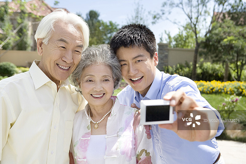 一家三口用数码相机照相图片素材