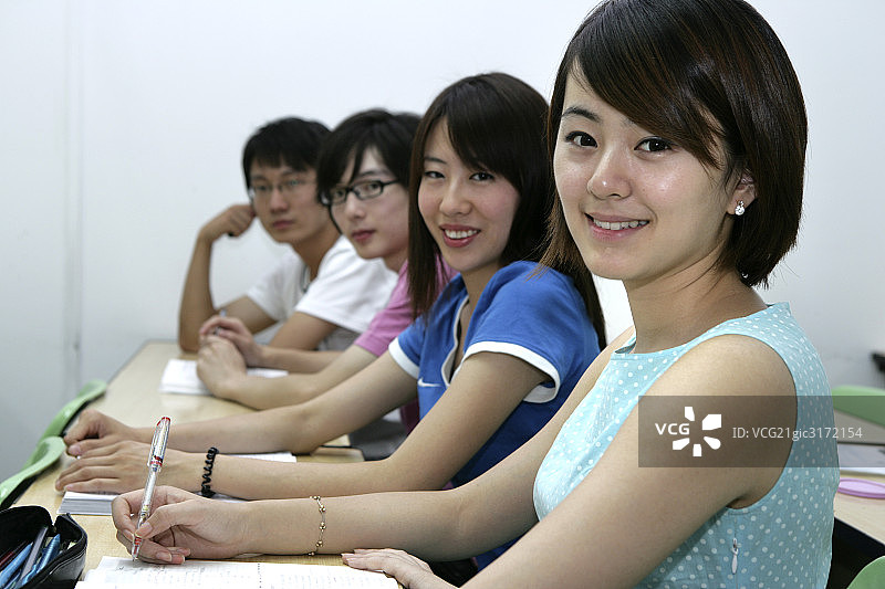东方学生在教室图片素材