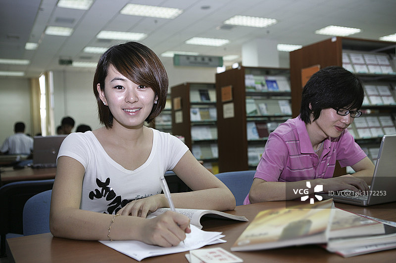 东方学生在图书馆里图片素材